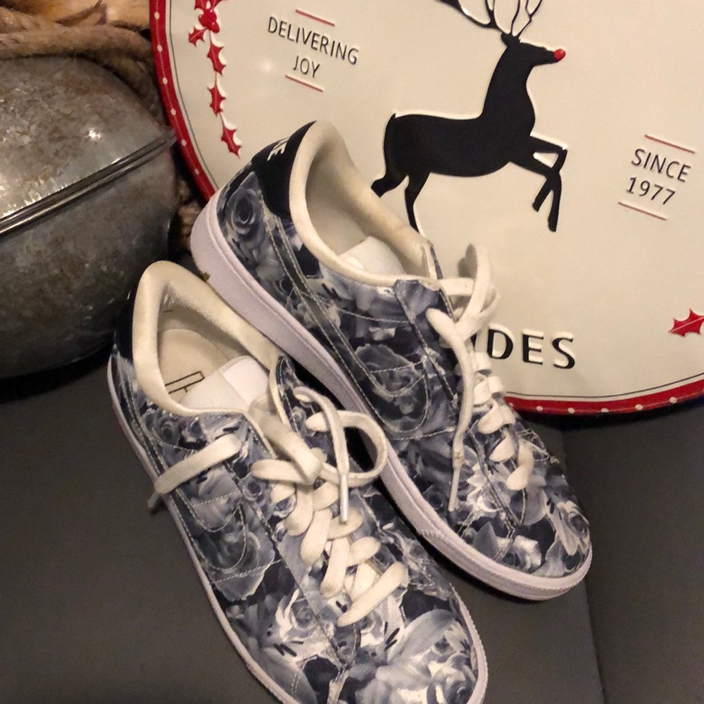 Nike tennis shoes